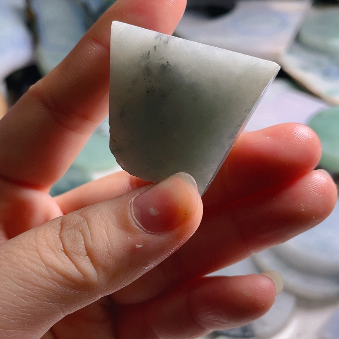 颈饰未镶嵌翡翠。