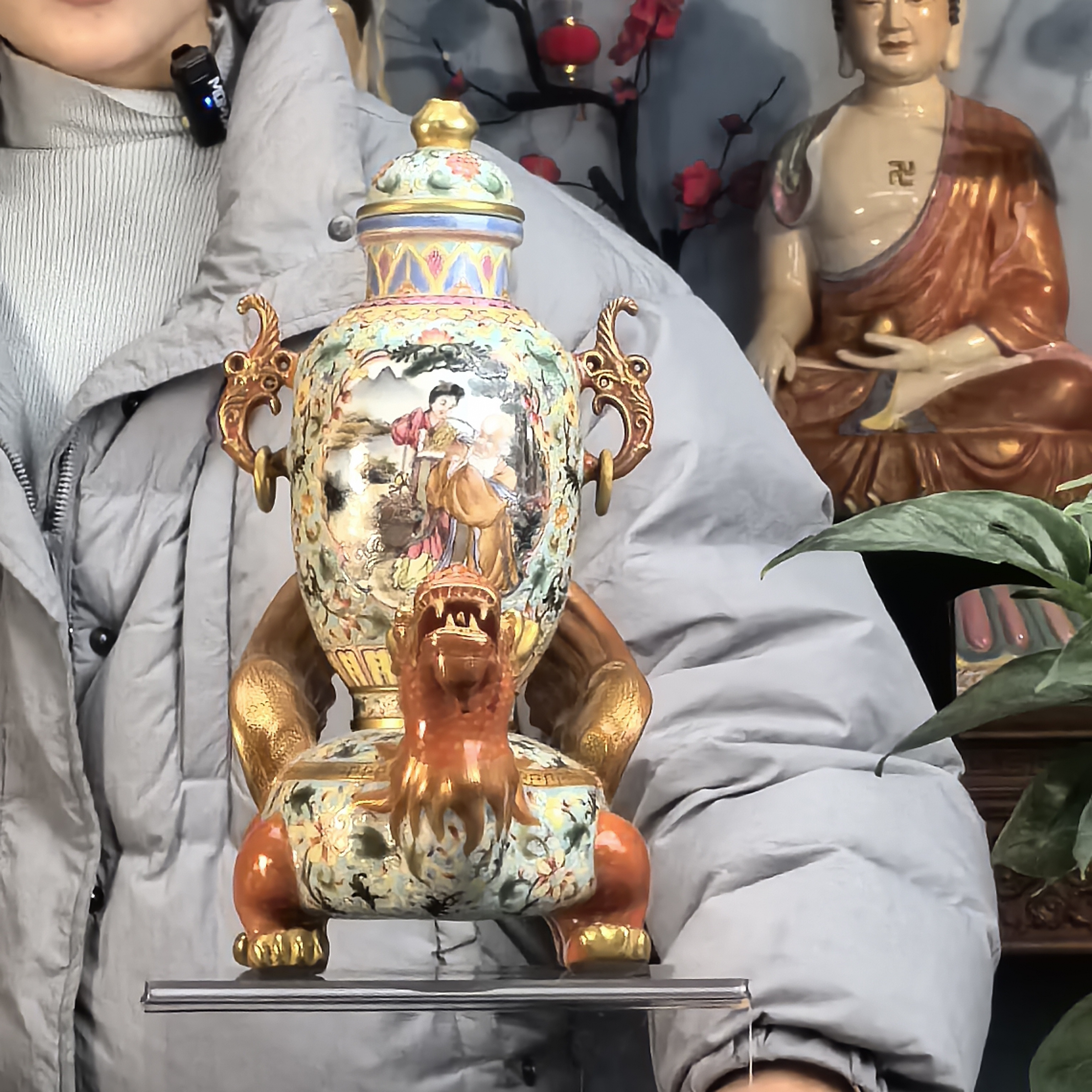 珐琅彩花卉人物开窗麒麟盖瓶