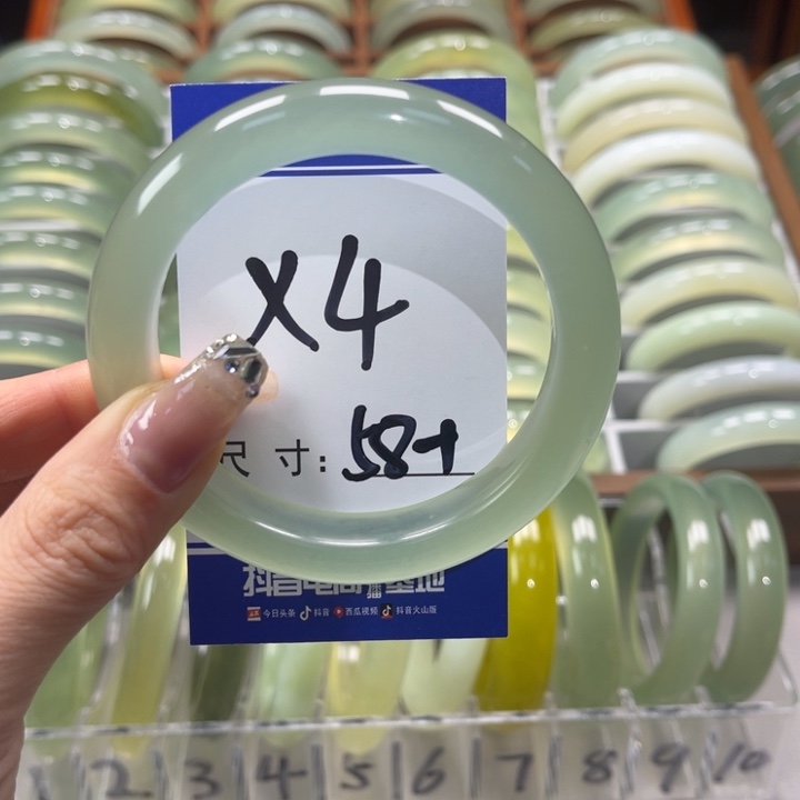 岫玉手镯未镶嵌翟*。手镯
