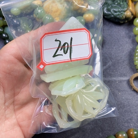 18K金镶嵌蛇纹石玉颈饰