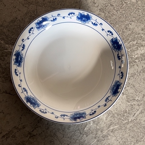 其他瓷8寸深窝盘一个