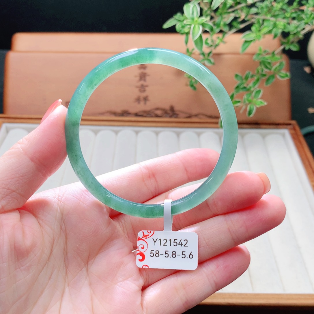 未镶嵌手镯（圆镯）翡翠