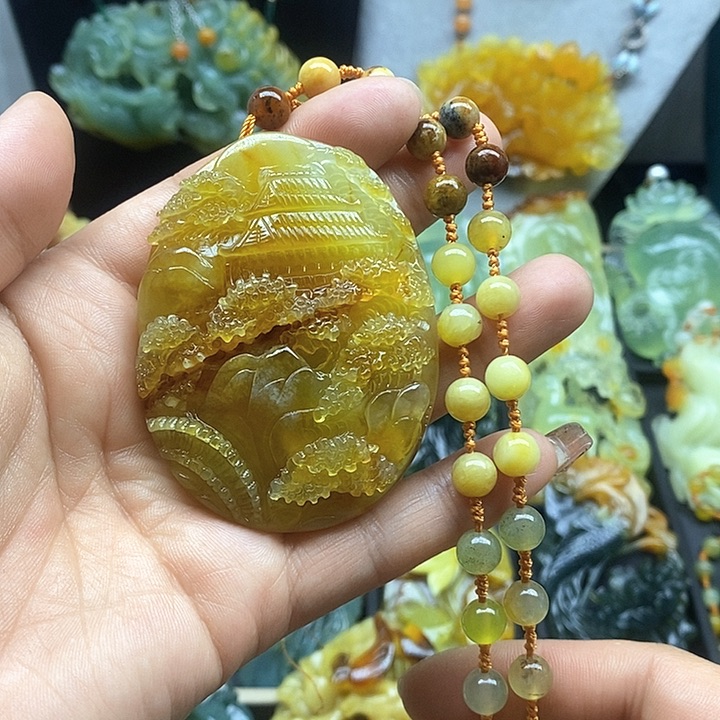 蛇纹石玉挂件未镶嵌金*果