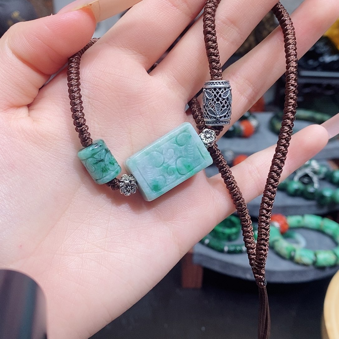 翡翠颈饰未镶嵌漂亮美眉