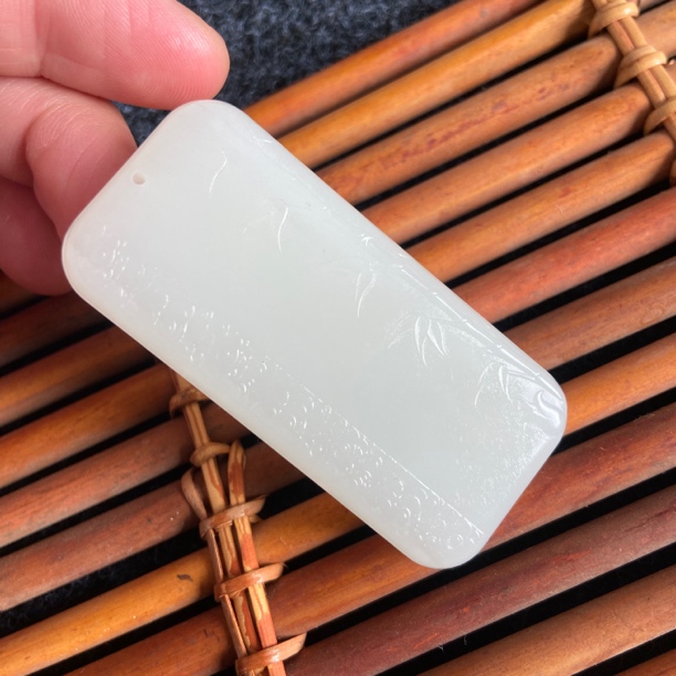 和田玉双面雕刻竹节节节高升牌子背面雕刻祥云纹