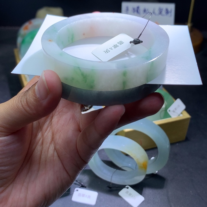 定制翡翠未镶嵌翡翠手镯