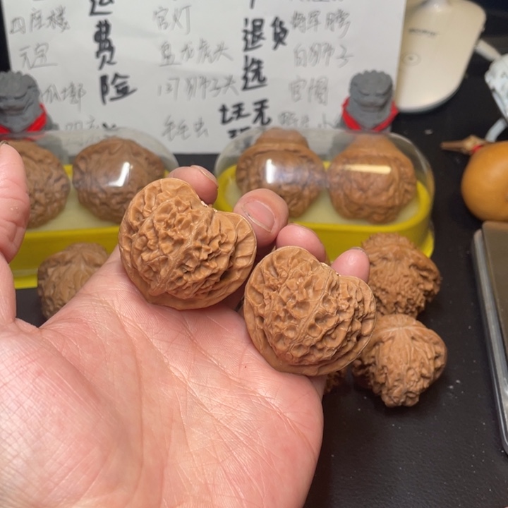 文玩核桃吊坠41宫灯66