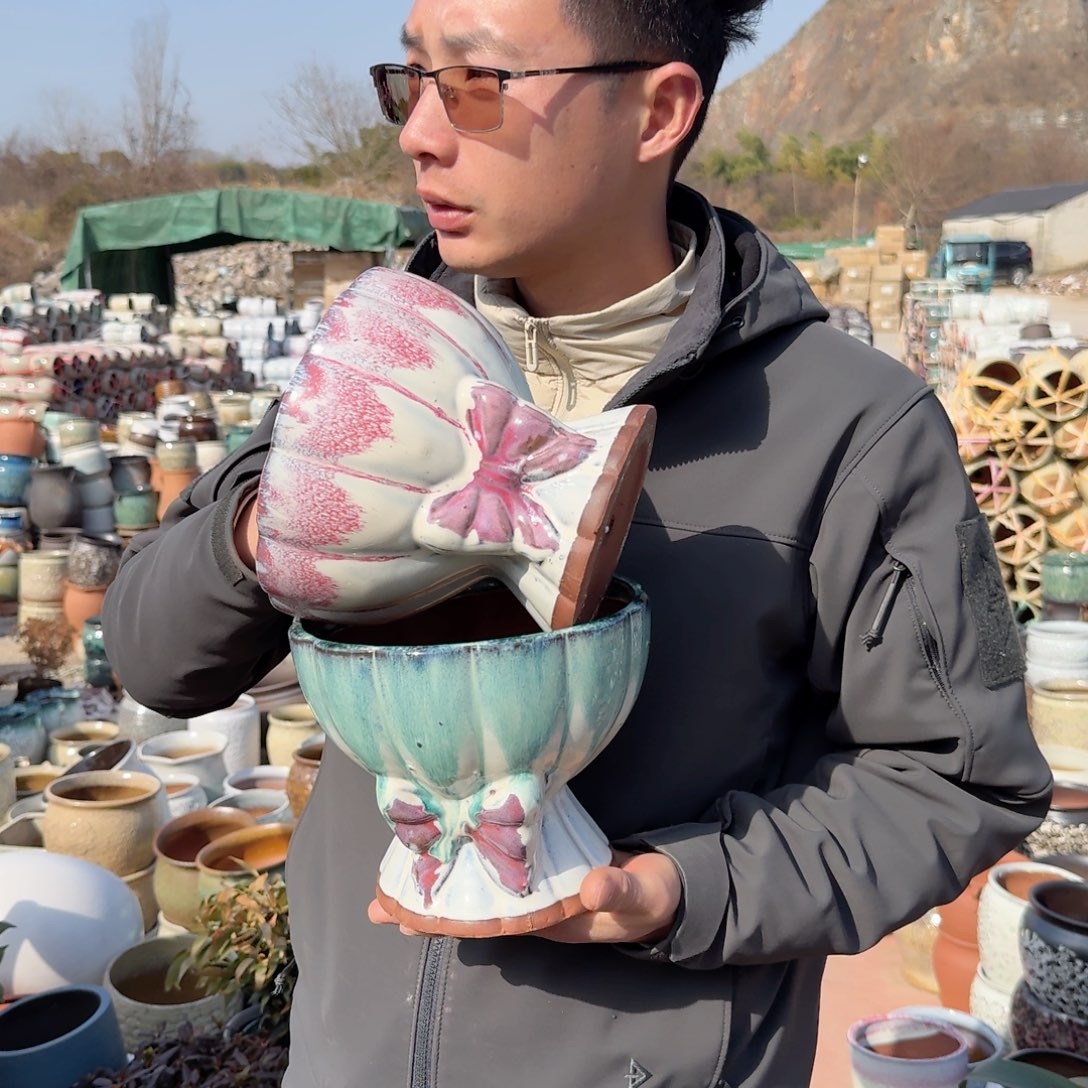 紫砂花盆口18高17（两个莲花蝴蝶结