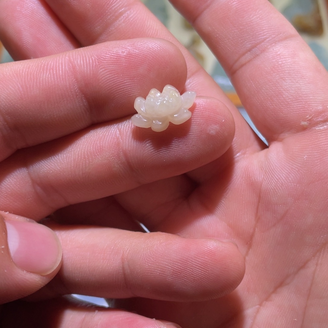 翡翠颈饰未镶嵌小花