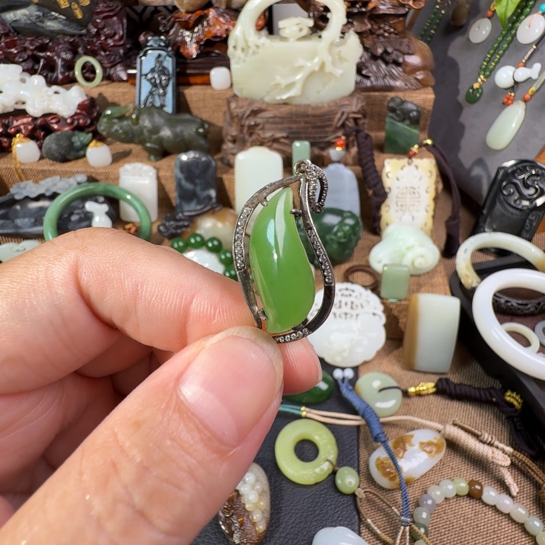 红***果和田玉（碧玉）未镶嵌颈饰