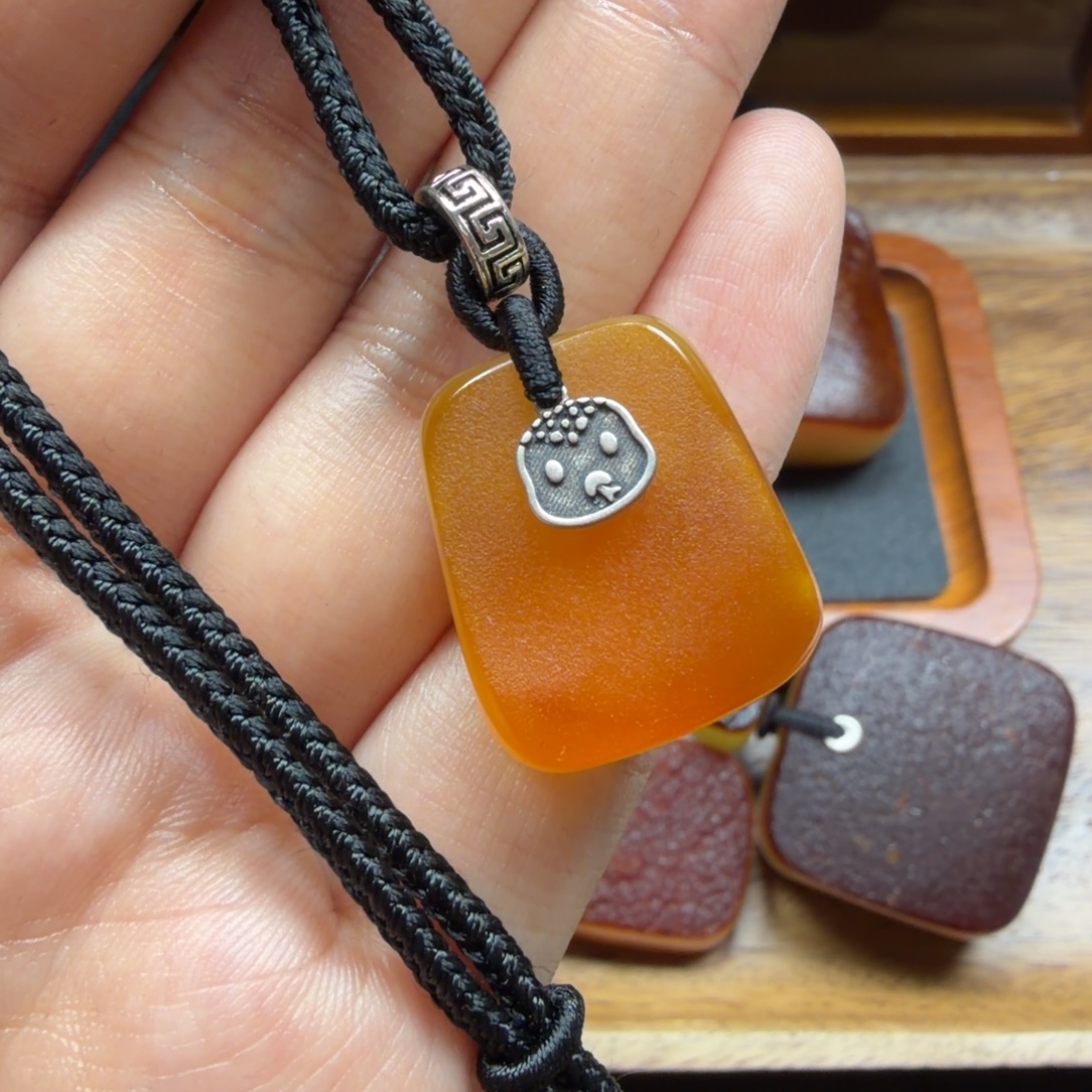 琥珀未镶嵌吊坠(赠链)