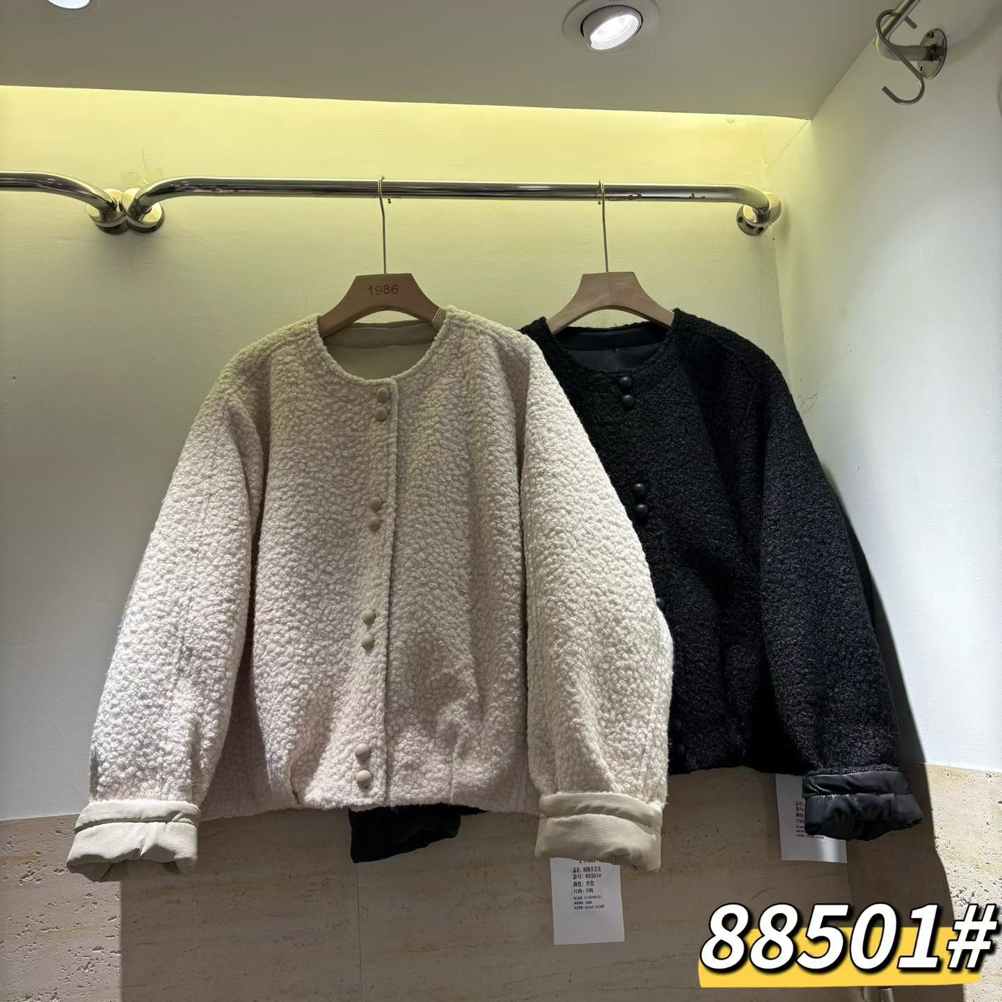 秋季羊羔毛短款外套时尚减龄小香风设计