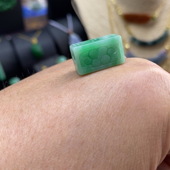 翡翠颈饰未镶嵌耳饰