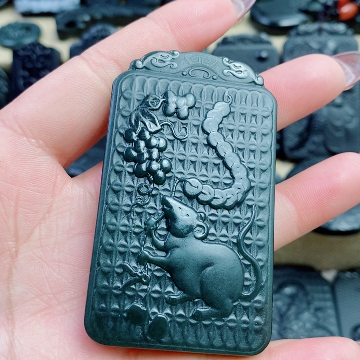 和田玉（青玉）颈饰未镶嵌双面雕刻