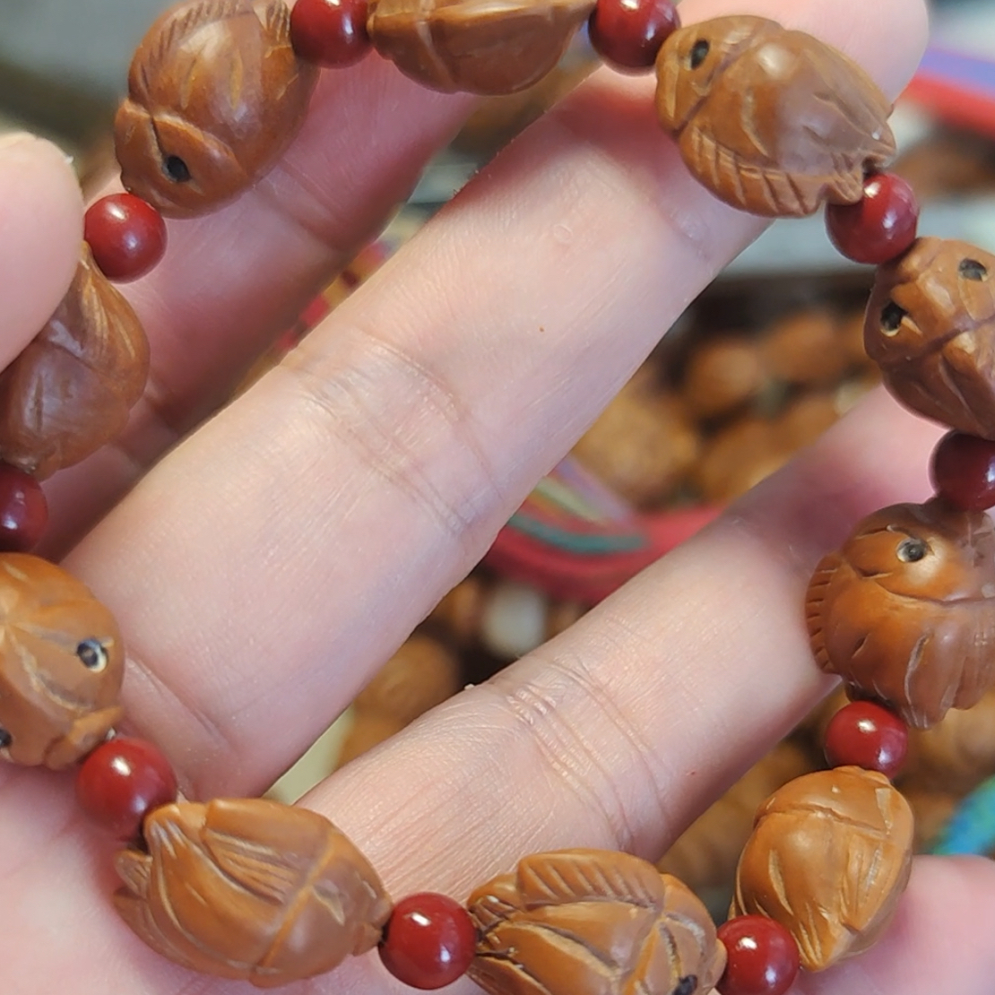 野生桃核雕刻小鱼朱砂手串