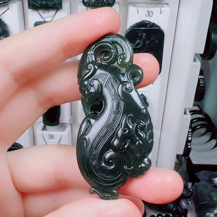 蛇纹石玉颈饰合金