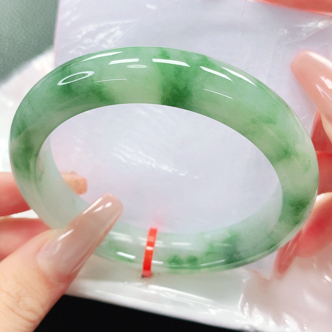 翡翠手镯未镶嵌60圈