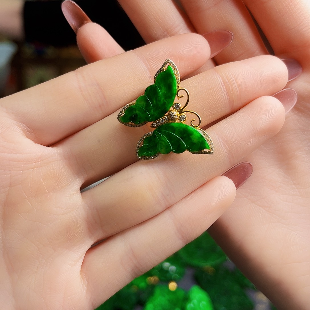 颈饰18K金镶嵌翡翠多样性