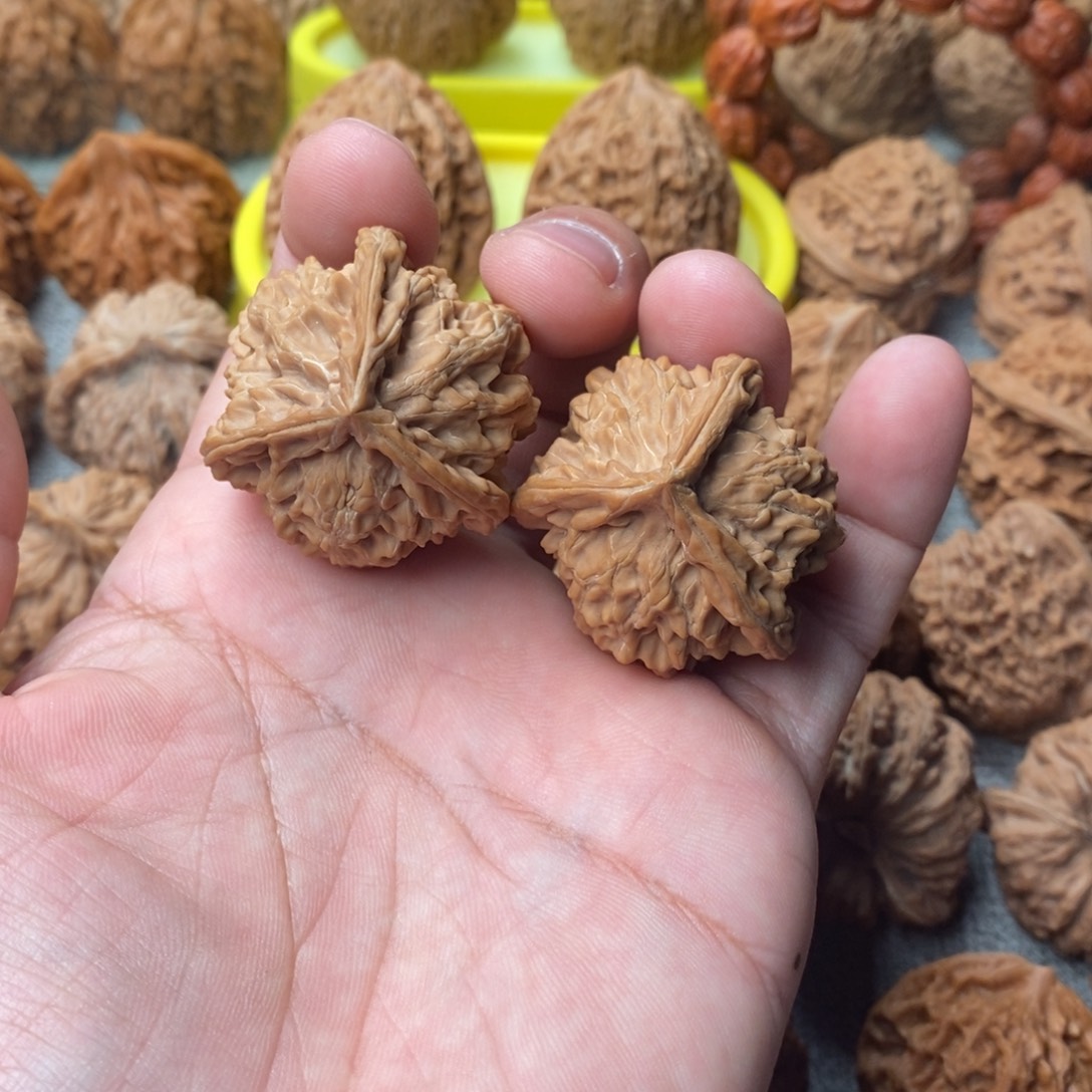 娃***哈文玩核桃吊坠盘山三棱38