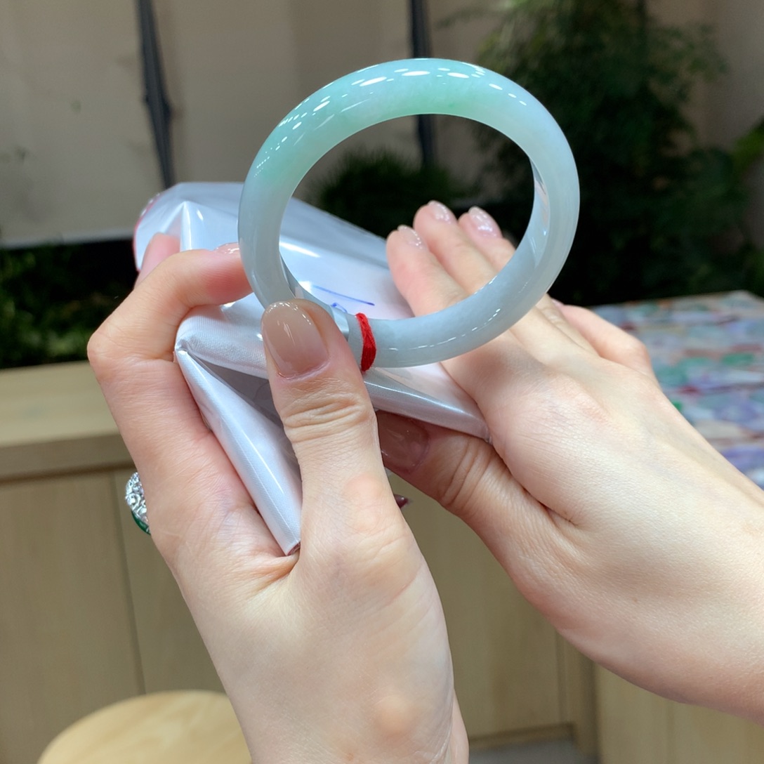 翡翠手镯未镶嵌不退不换