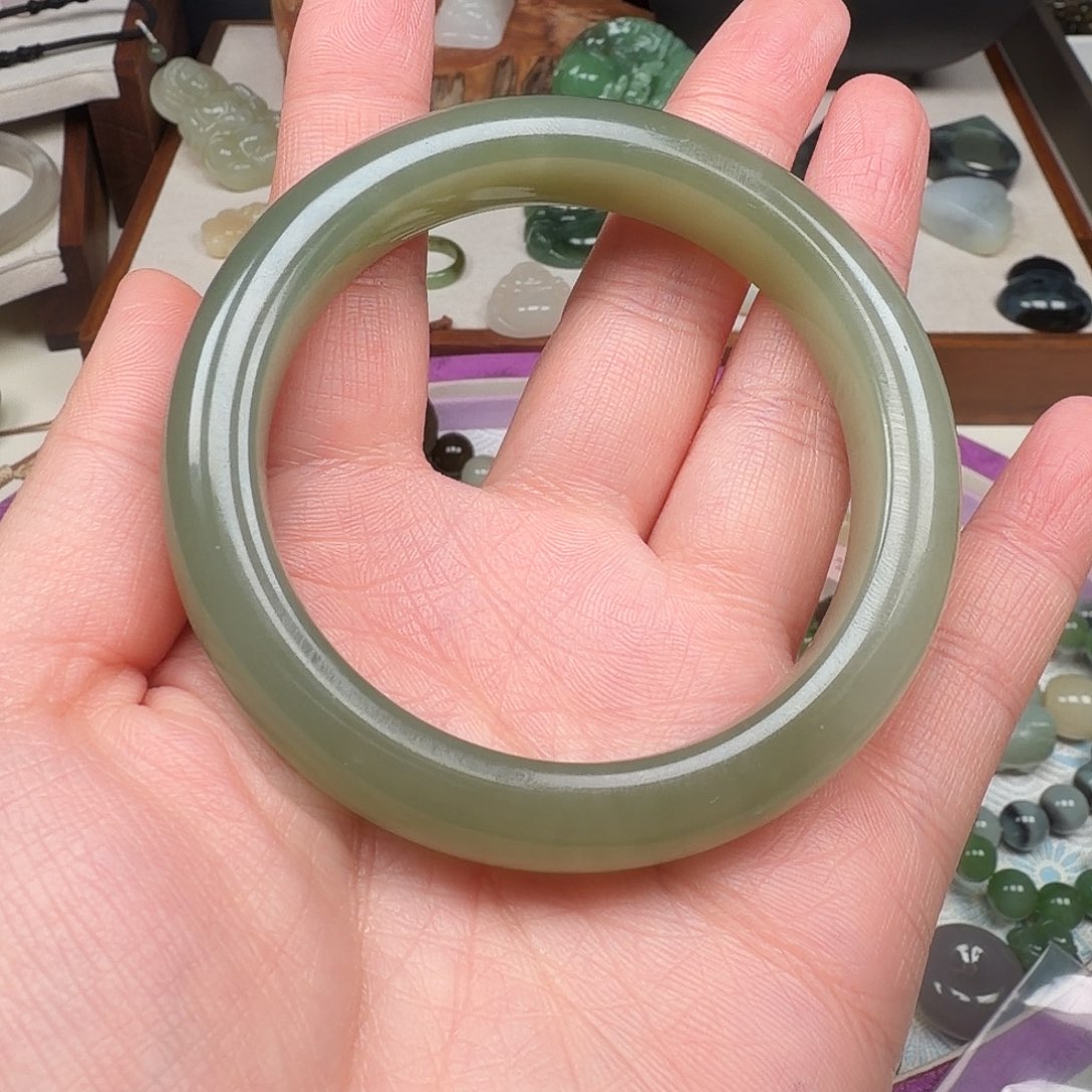 邹***吱和田玉未镶嵌手镯