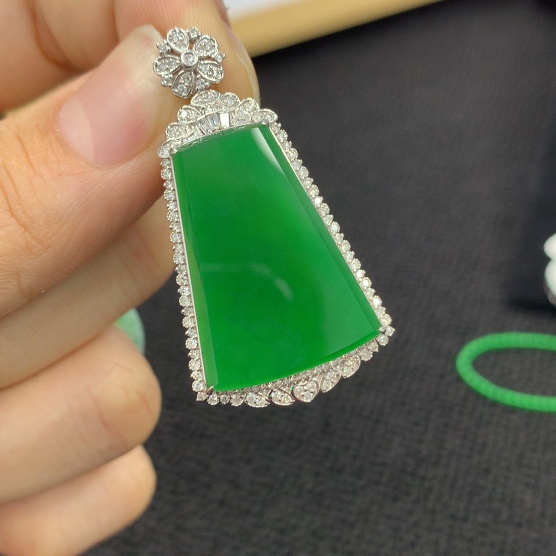 颈饰18K金镶嵌翡翠无事牌