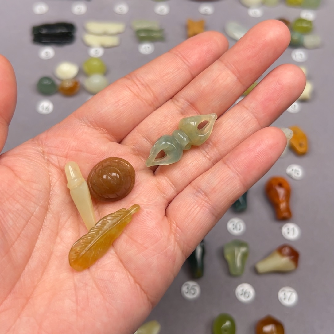 未镶嵌蛇纹石玉颈饰酱**叔