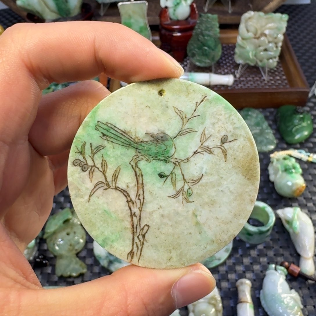 翡翠颈饰未镶嵌翡翠颈饰未镶嵌..