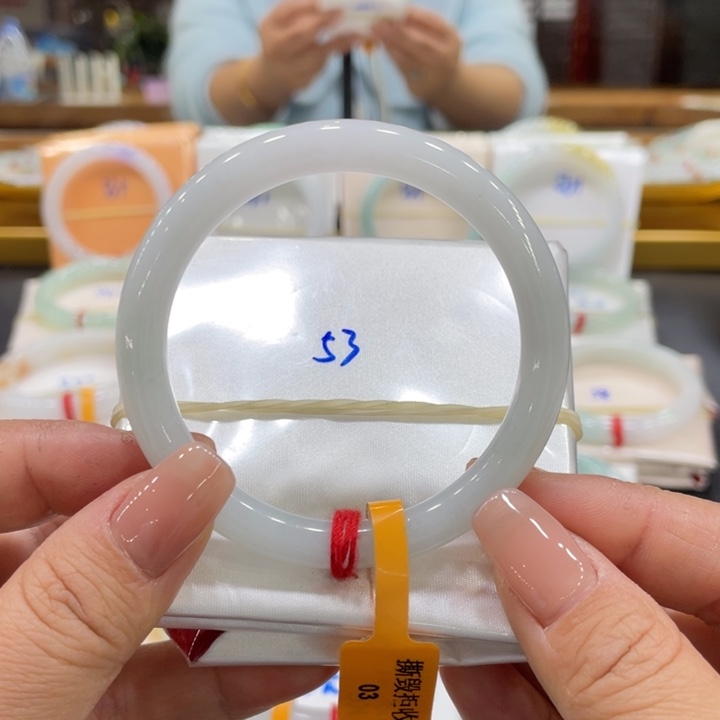 翡翠手镯未镶嵌翡翠