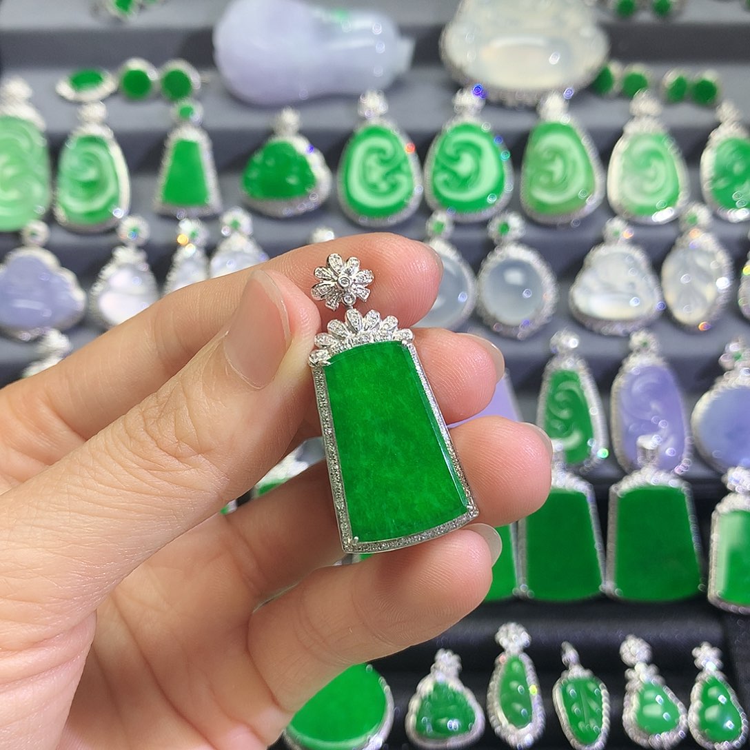 颈饰18K金镶嵌翡翠吊坠