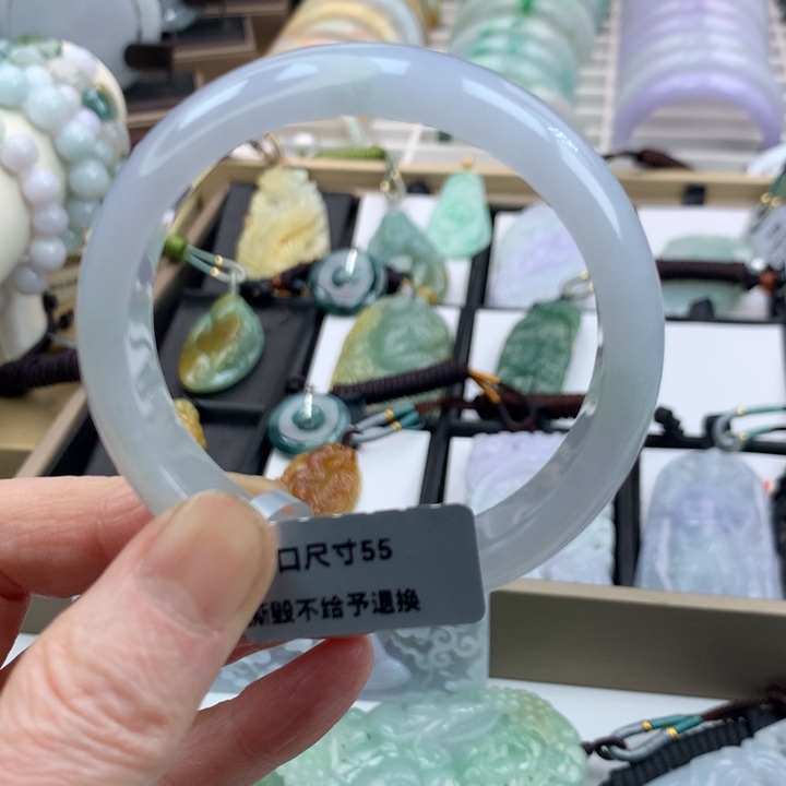 翡翠手镯未镶嵌吊坠