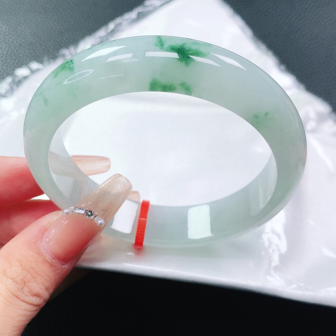 翡翠手镯未镶嵌55圈