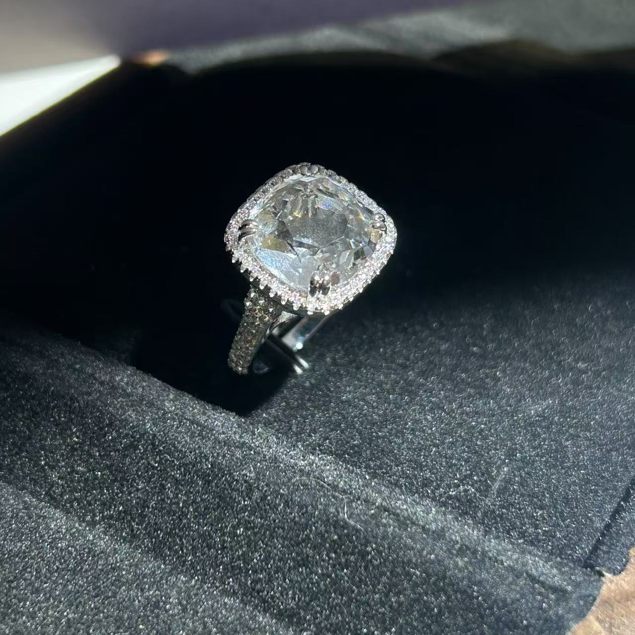 收藏级【高级定制】 轻奢时尚设计戒指Z8004