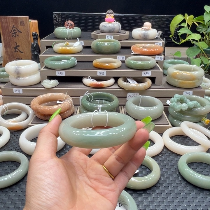 飘****石英质玉手镯未镶嵌