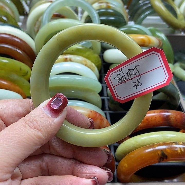 蛇纹石玉手镯未镶嵌梨*