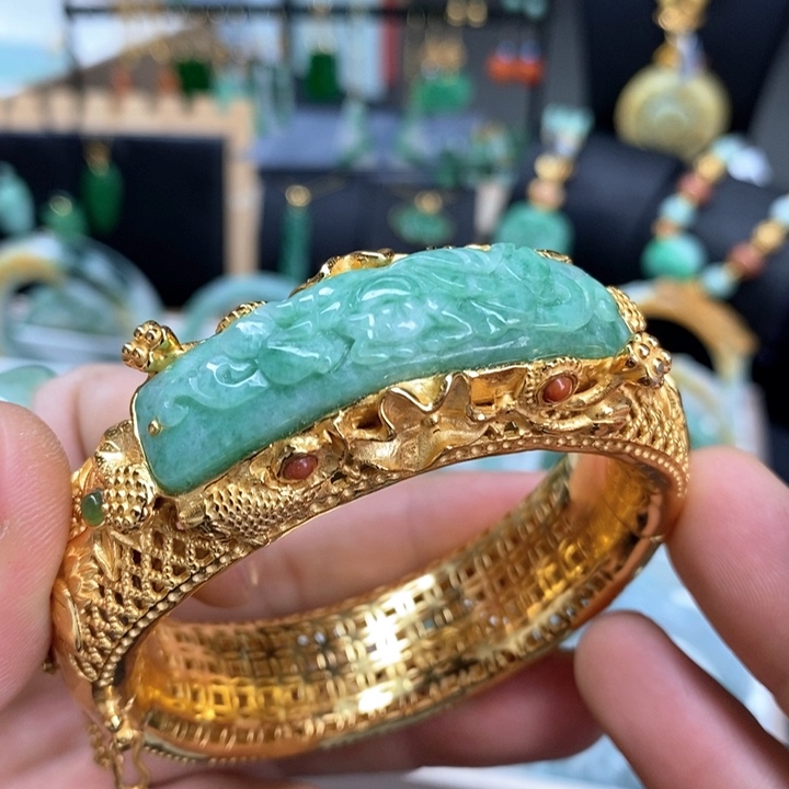 翡翠未镶嵌颈饰手镯