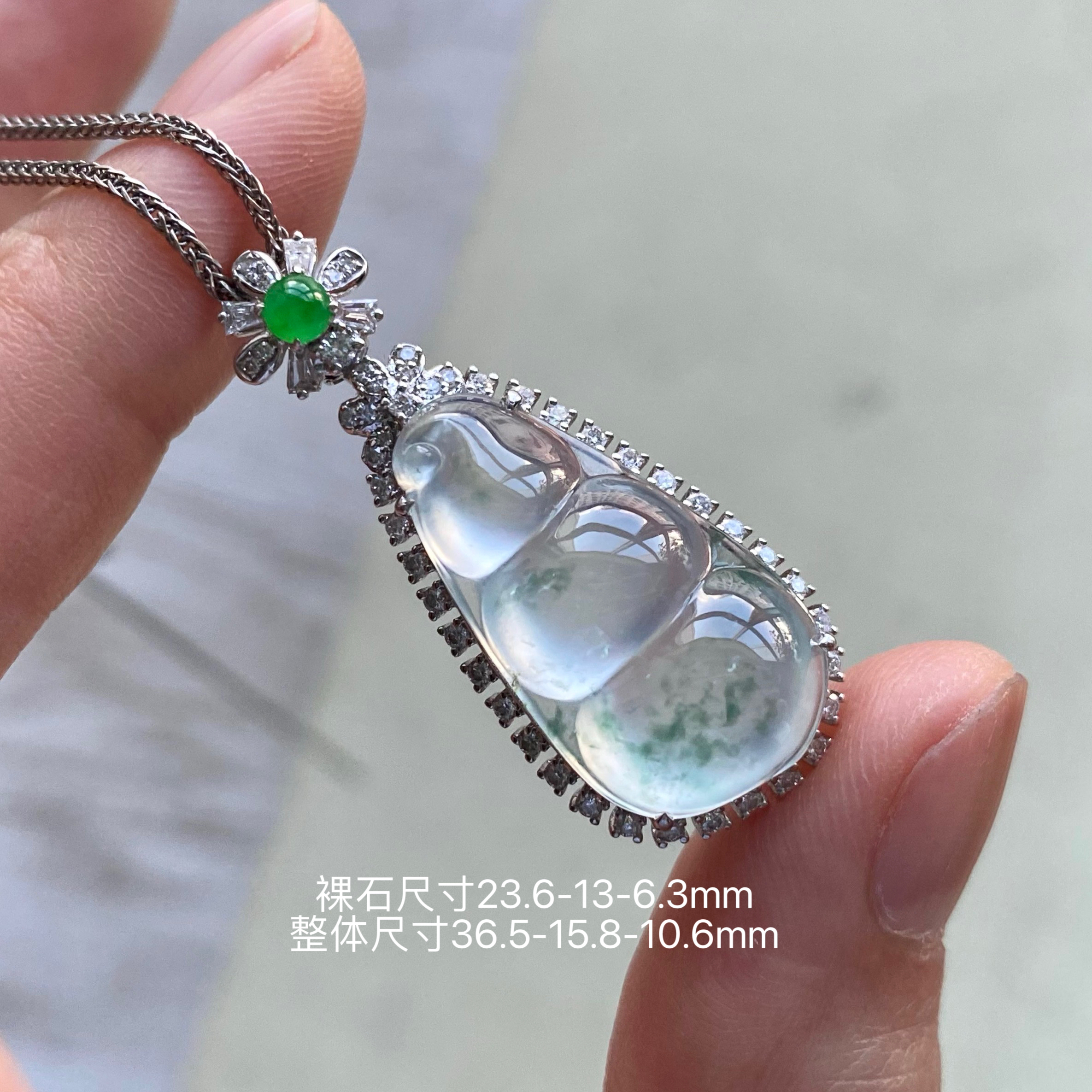 翡翠颈饰18k金镶嵌高冰玻璃种起光飘花形体饱满翡翠四季豆吊坠