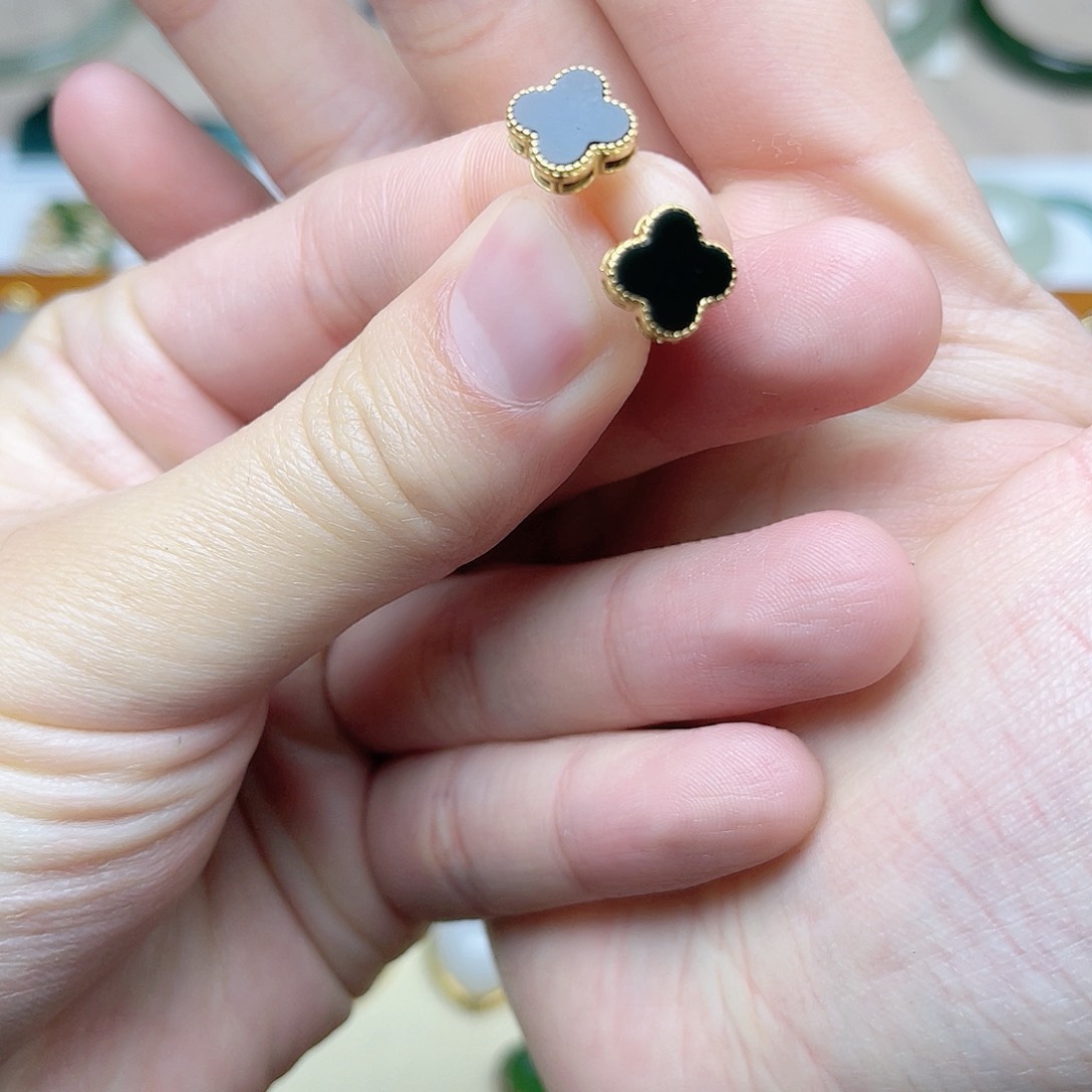 和田玉耳钉。k k银S925镶嵌