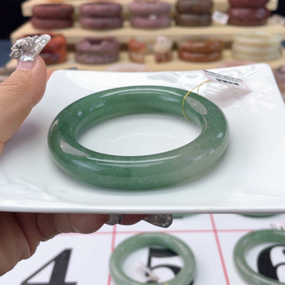 凡***主石英岩玉手镯未镶嵌