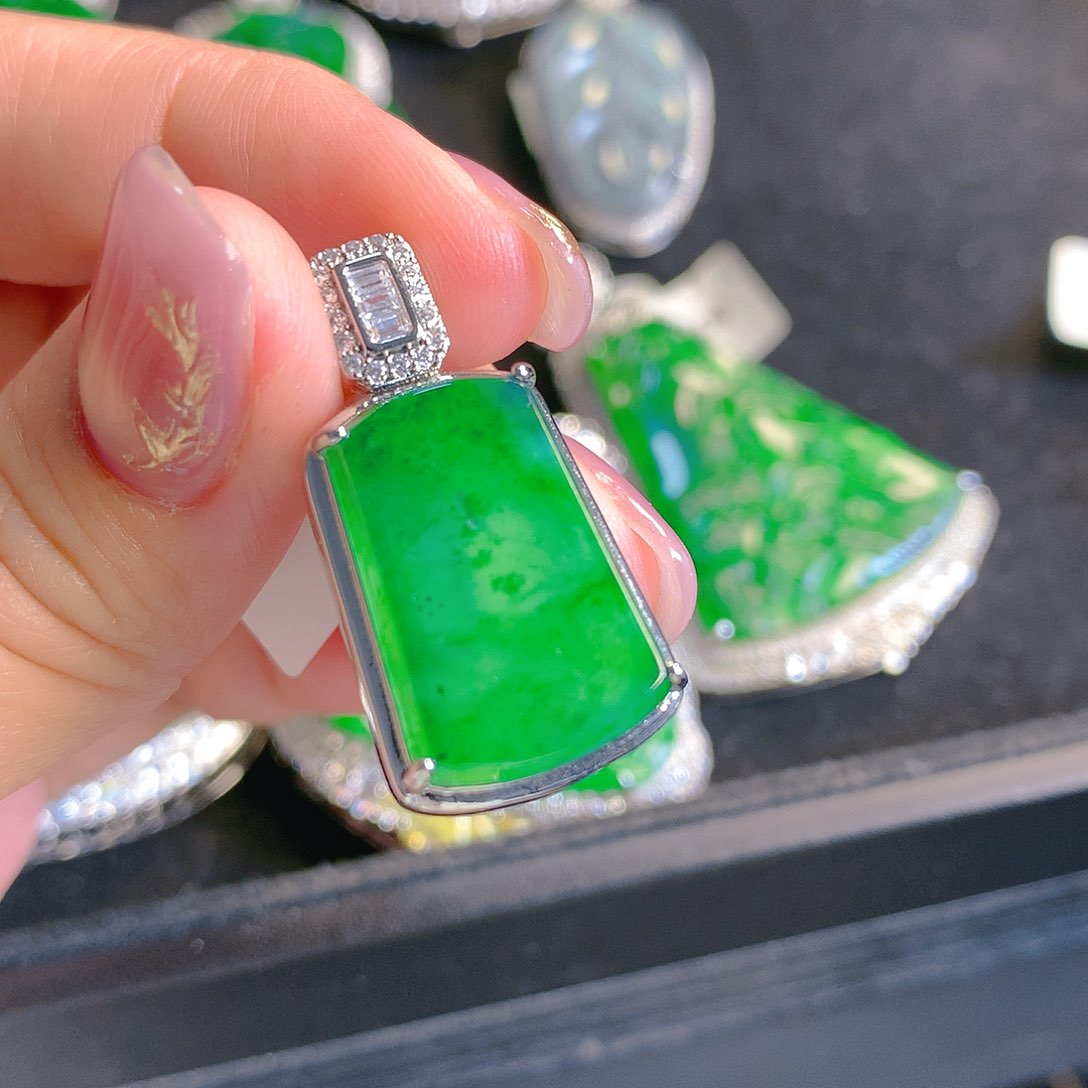 翡翠颈饰未镶嵌翡翠