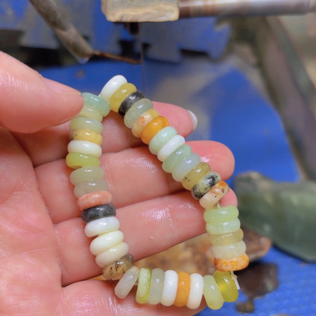 蛇纹石玉颈饰合金