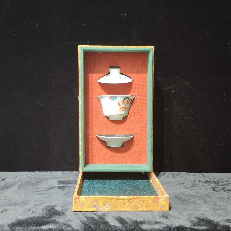 J1 清同治粉彩人物和合二仙三才盖碗