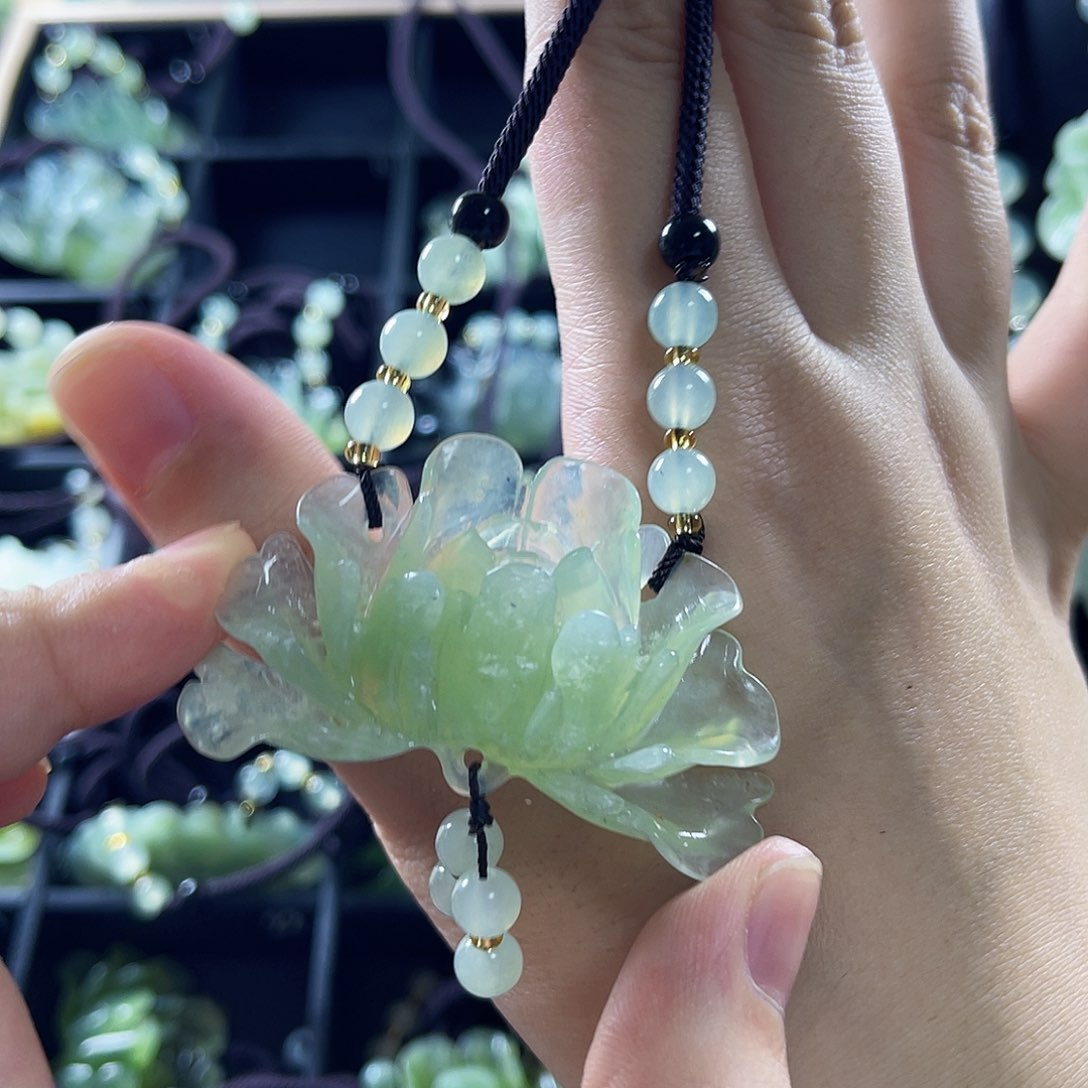 蛇纹石玉颈饰合金