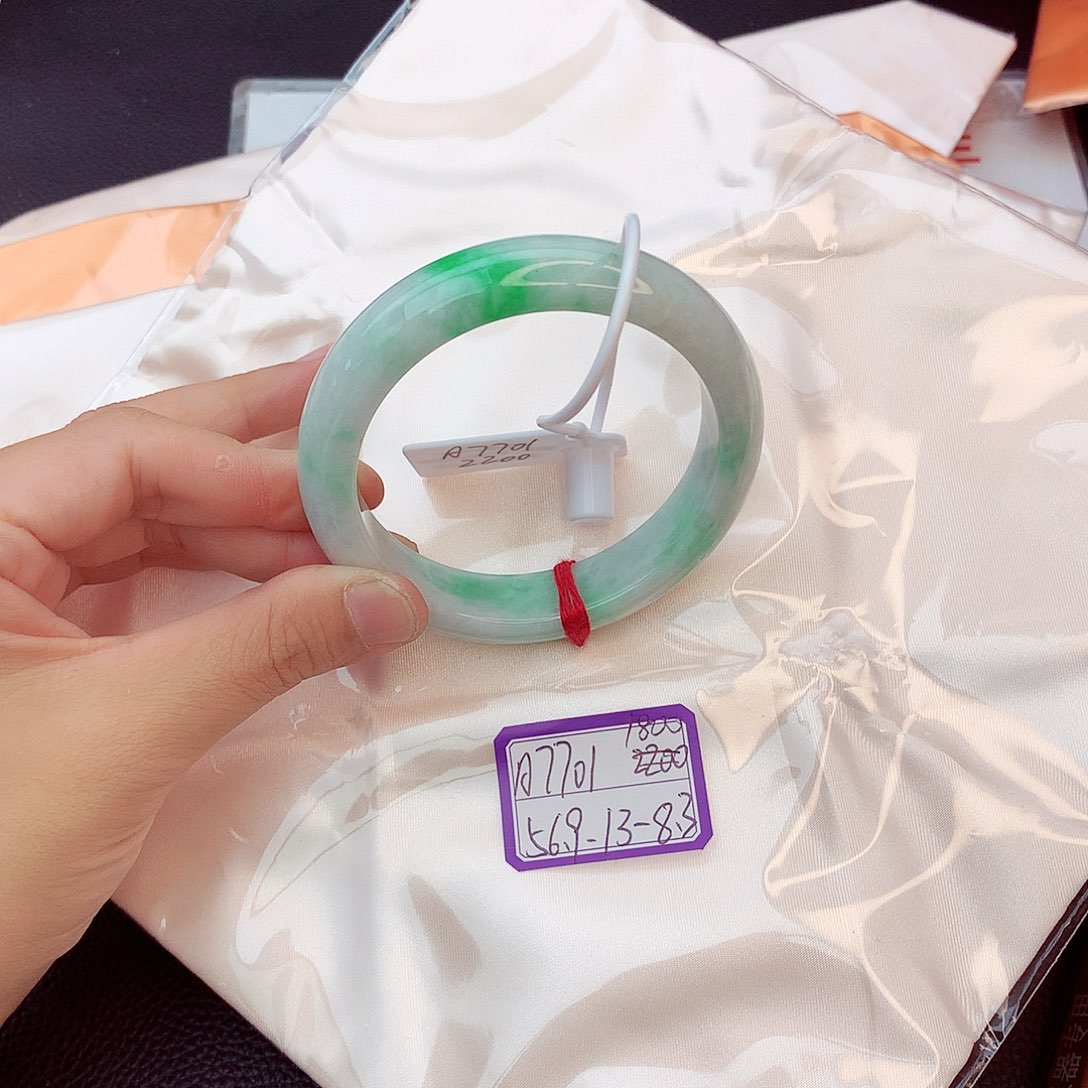 翡翠手镯未镶嵌翡翠