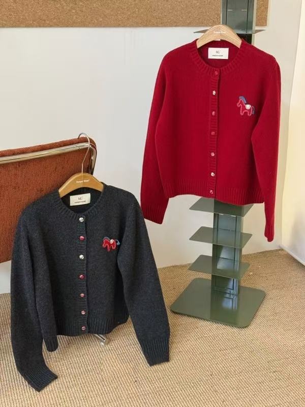 【济州岛】2025冬季新款彩色纽扣小马挂件毛衣开衫