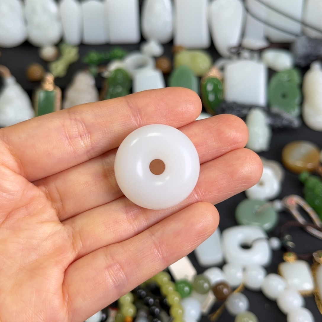 和田玉未镶嵌吊坠(赠链)