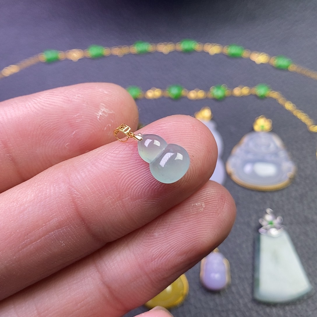 颈饰18K金镶嵌翡翠