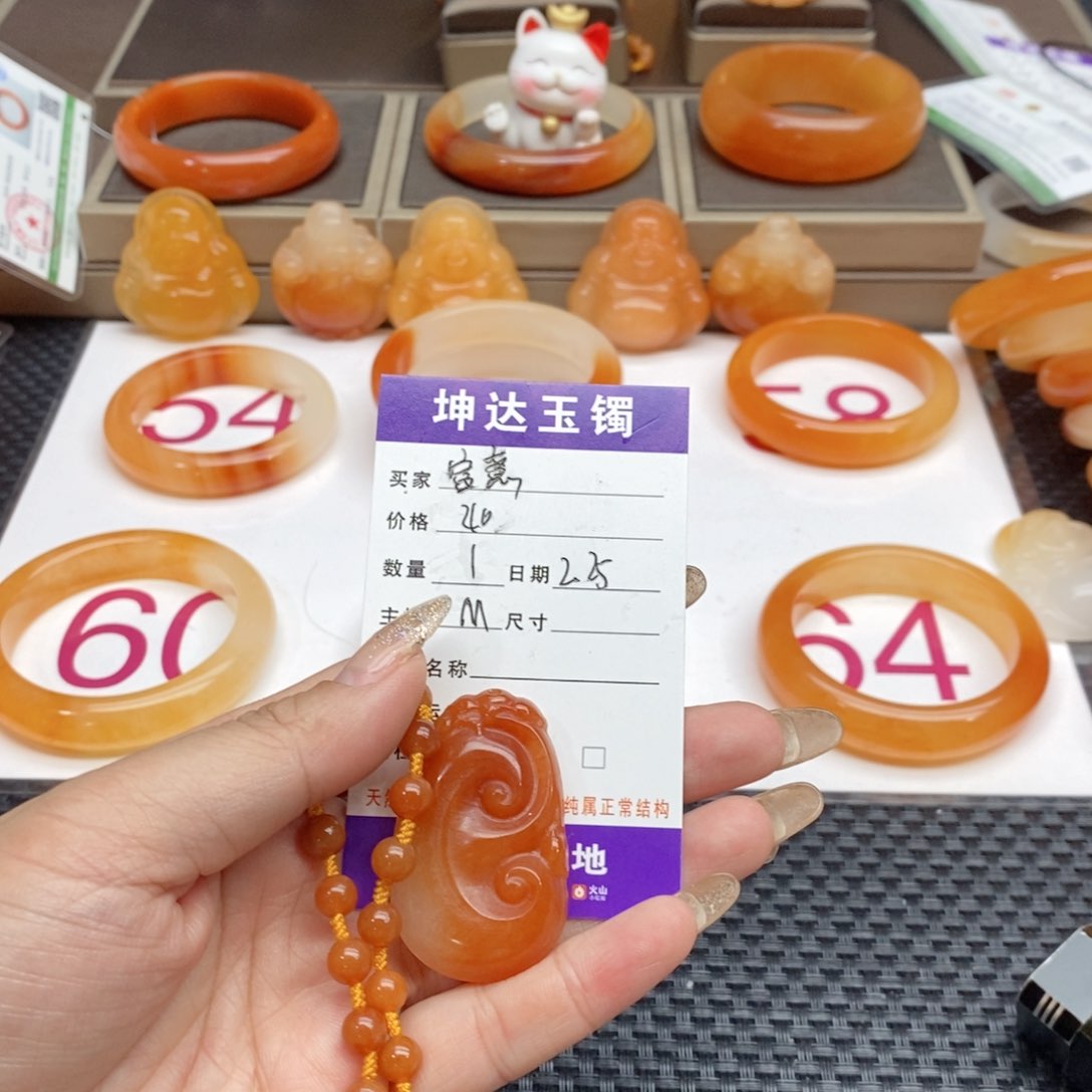 石英质玉（黄龙玉）吊坠未镶嵌富****）