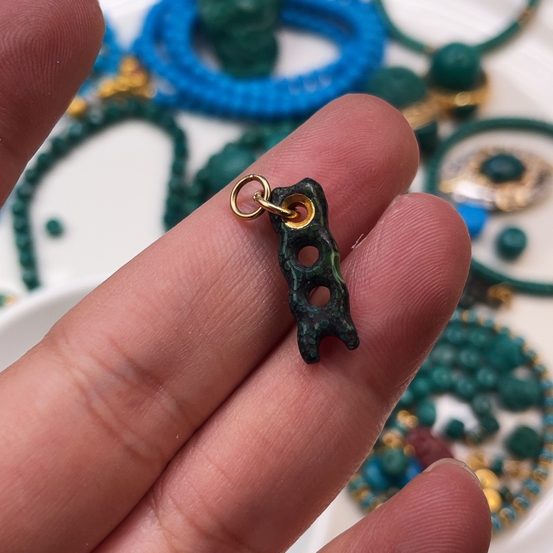 绿松石足金镶嵌侧挂