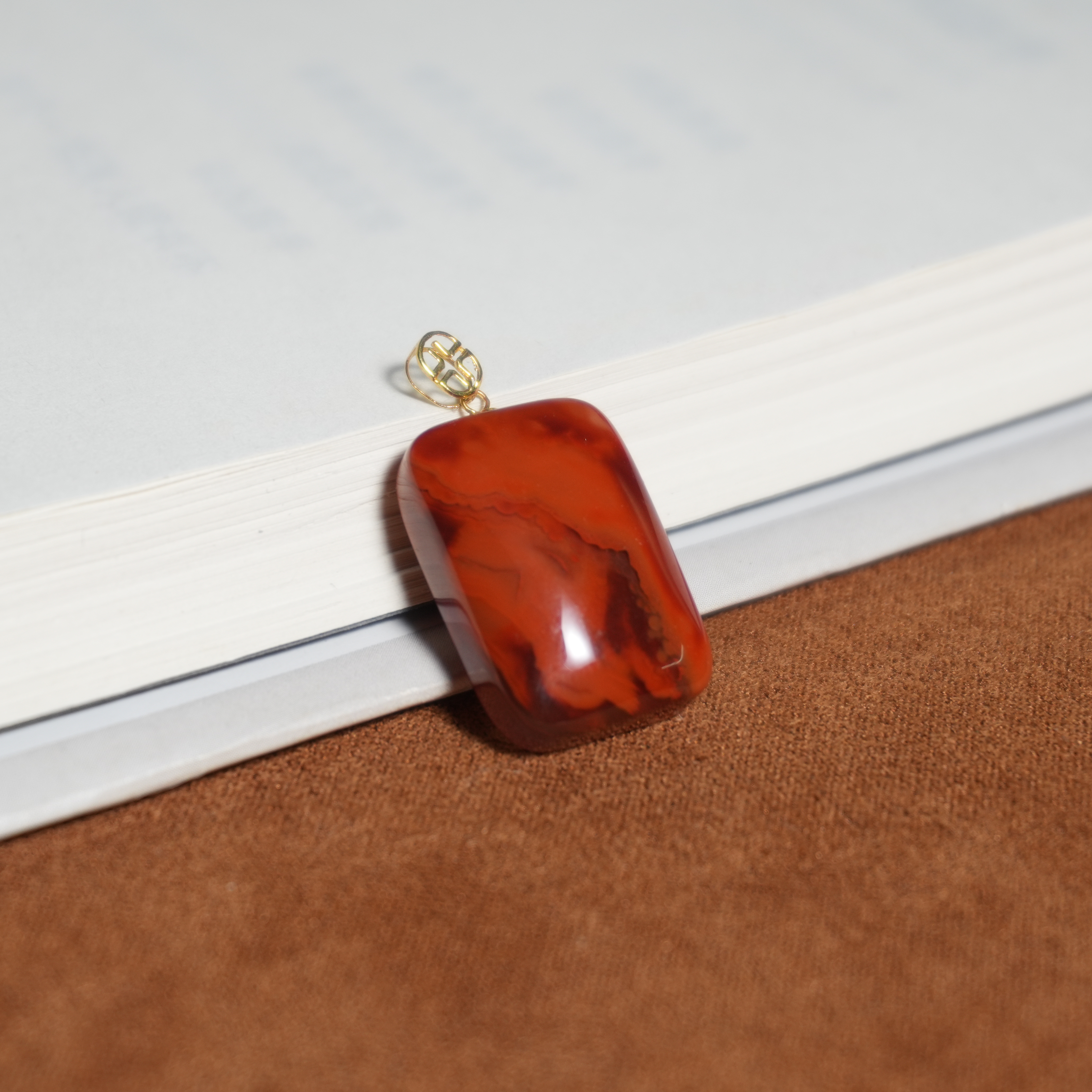 C1470 玛瑙18k金镶嵌 火焰南红无事牌18k吊坠